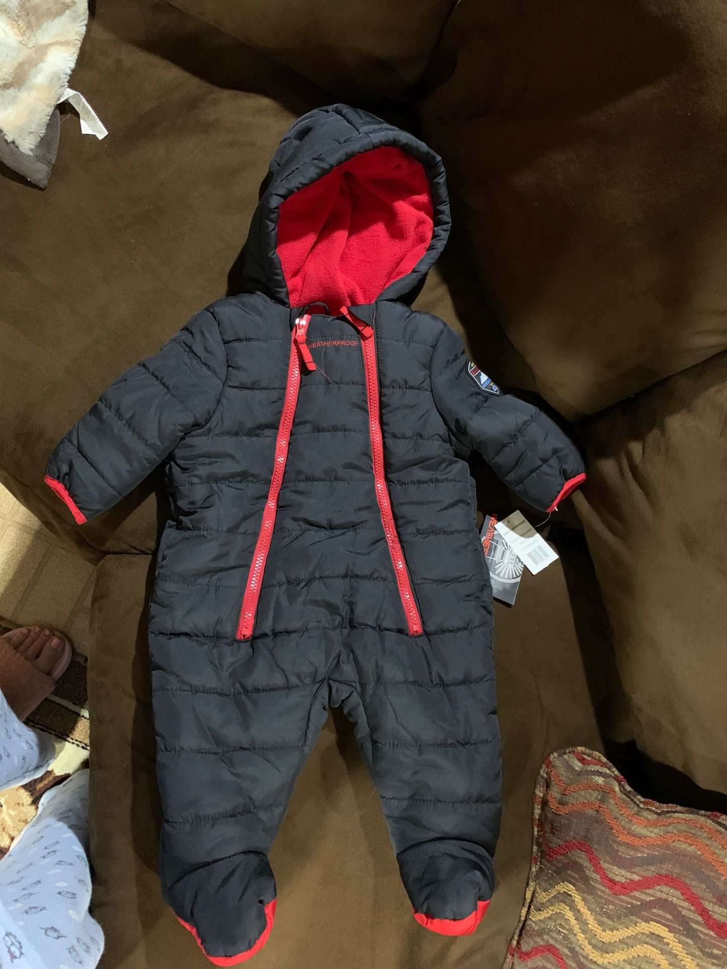 Snowsuit size 6-8 M