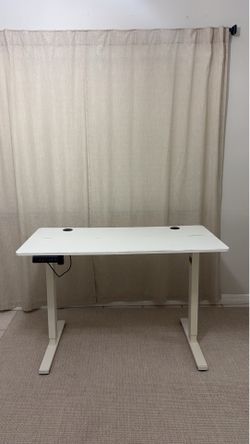 Adjustable standing desk