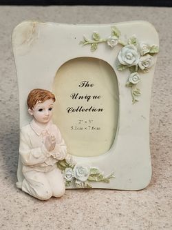 The Unique Collection Praying Boy 2x3 Photo Frame