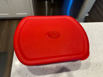 Pyrex glass baking dish with lid