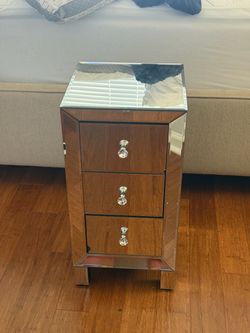 Vingli Mirrored 3-Drawer Nightstand