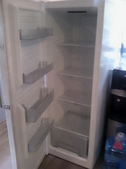 Avanti, Freezer/Refrigerator Model #AV1081VFKOW