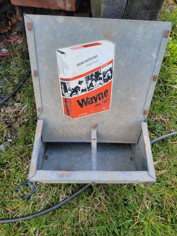 Wayne Dog Food Holder