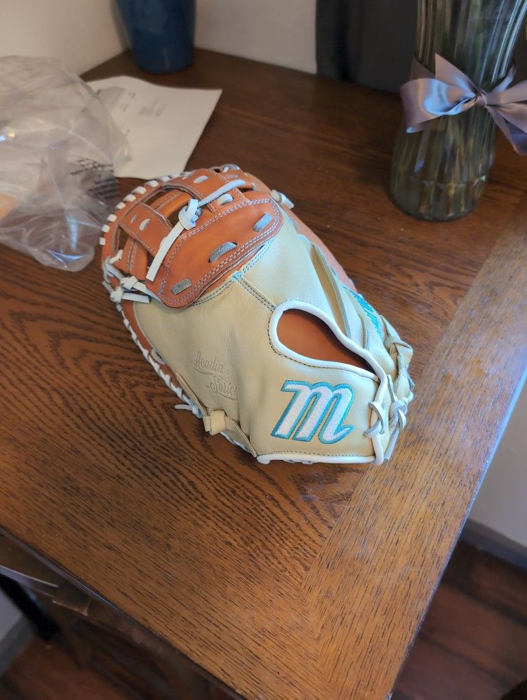 Marucci Acadia Series Fastpitch Catcher's Glove