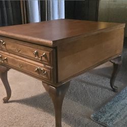 MERSMAN QUEEN ANNE STYLE OAK END TABLE