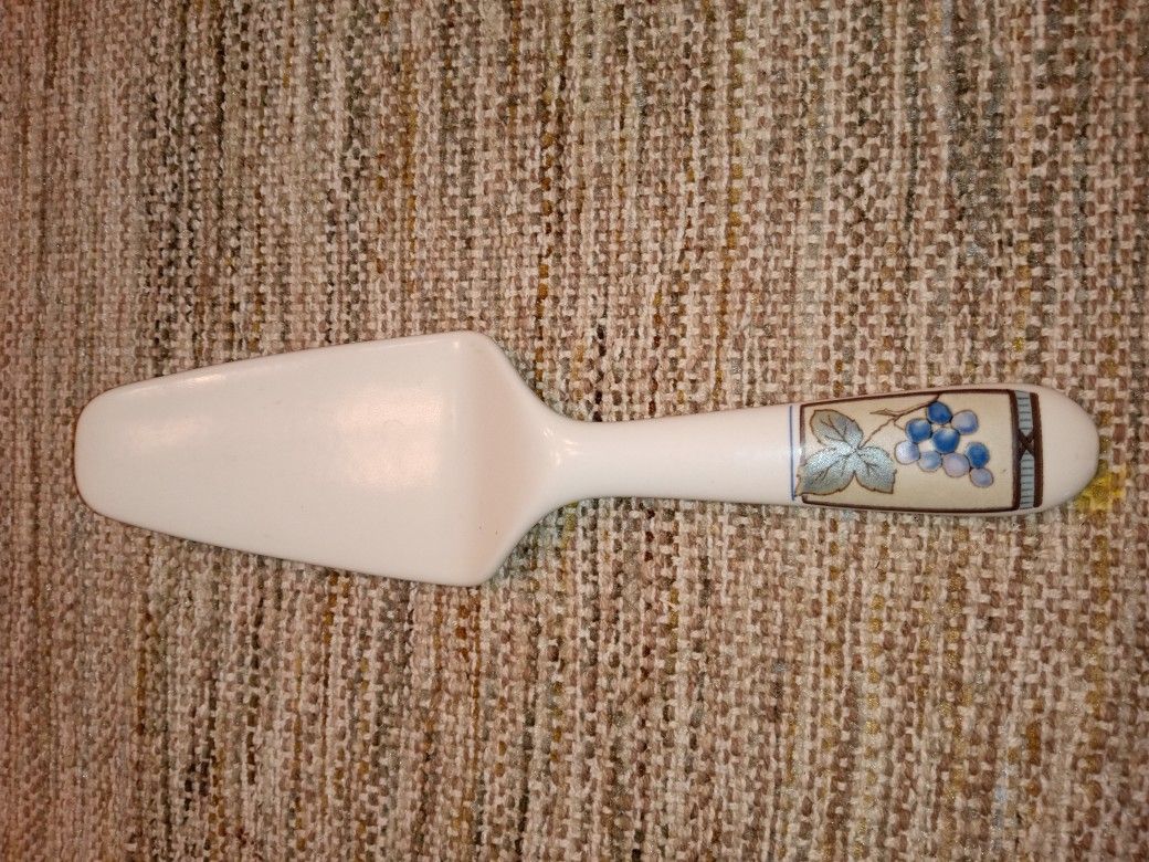 Mikasa Cake Server