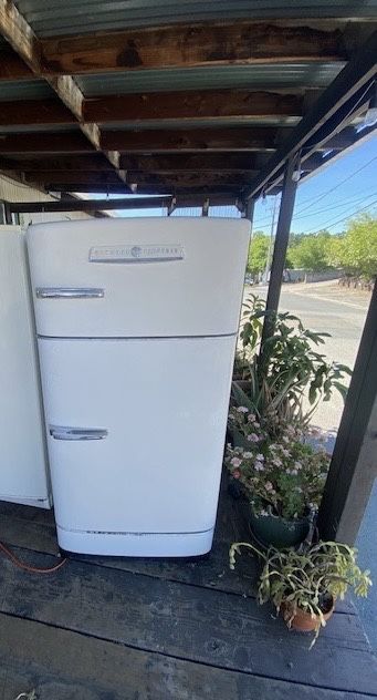Working VINTAGE 1950 GE Freezer/refrigerator Combo