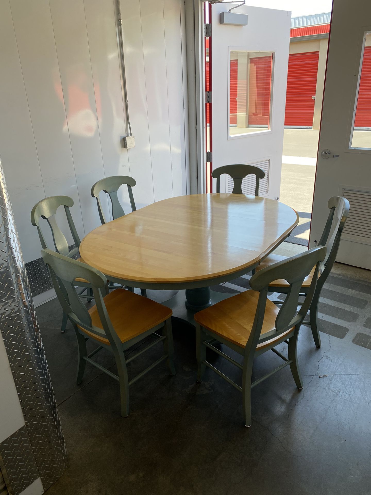 Kitchen Table w/leaf & 6 Chairs