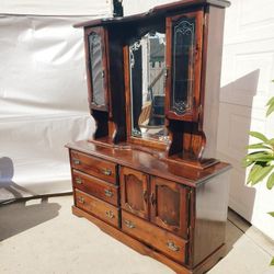 Vintage Dresser With Mirror And Lights