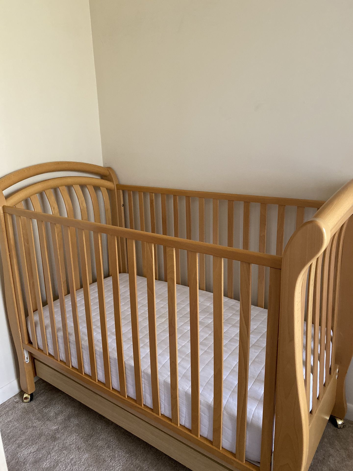 Baby toddler crib