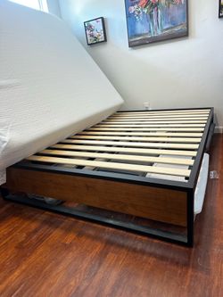Mid Century Modern Queen Bed & Mattress like new!