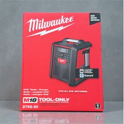 Milwaukee M18 Jobsite Radio & Charger