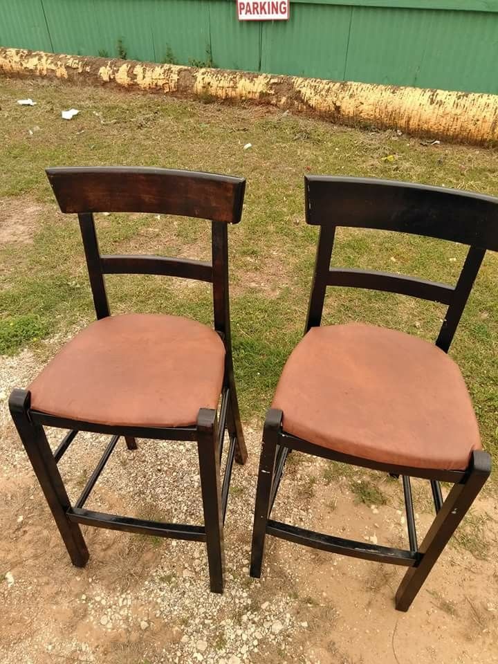 2 barstools