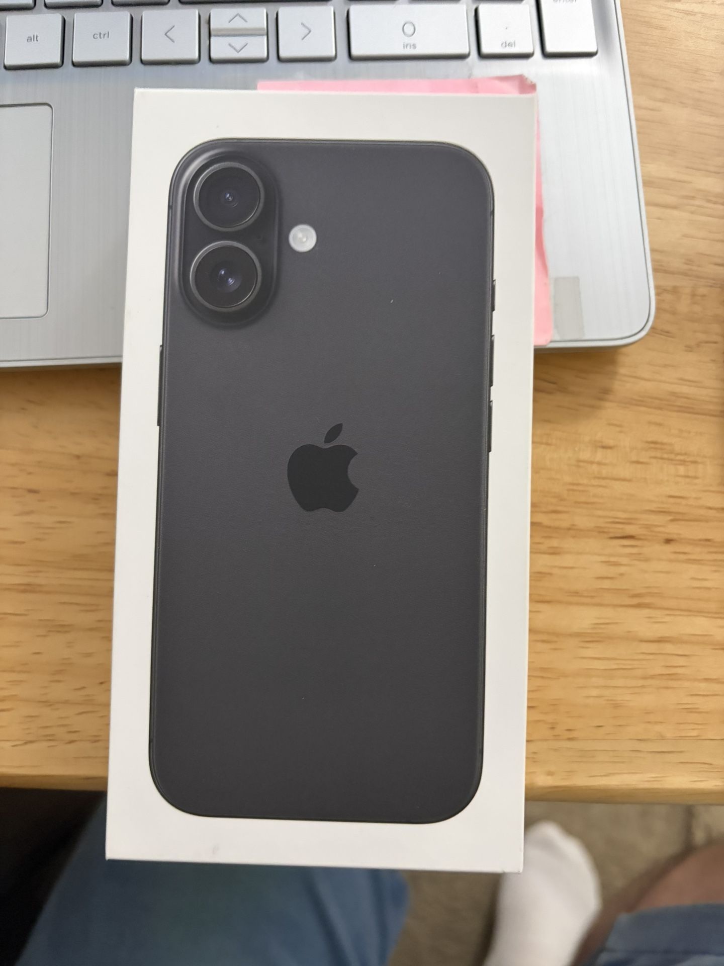 iPhone 16 Like New! Perfect! No Scratches Looks Brand New.