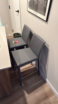 2 barstool chairs + extra pads