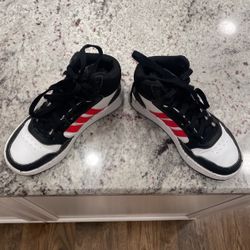 Basketball Shoes - Adidas (Boys)