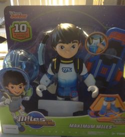 Miles speaks 10 Blastastic phrases from the show! Includes Miles' accessories: space helmet, Laserang, and Blastboard Miles recognizes his space gad