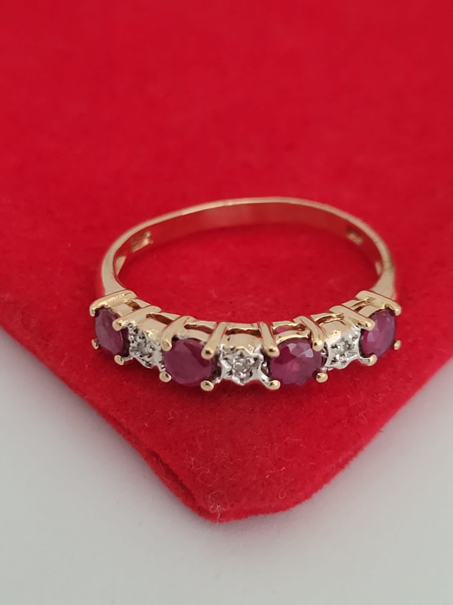 ❤️10k Size 6.5 Beautiful yellow gold Ruby & Genuine Diamonds Band Ring!/Anillo de oro de banda con rubíes y diamantes genuinos👌🤩🌸post tags: 10k 14k