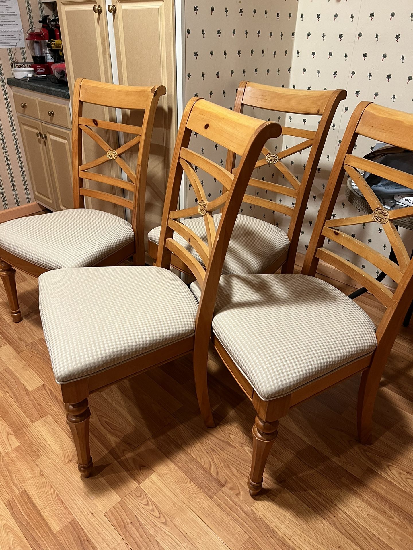 4 Beautiful Dining Chairs. Excellent Condition.  