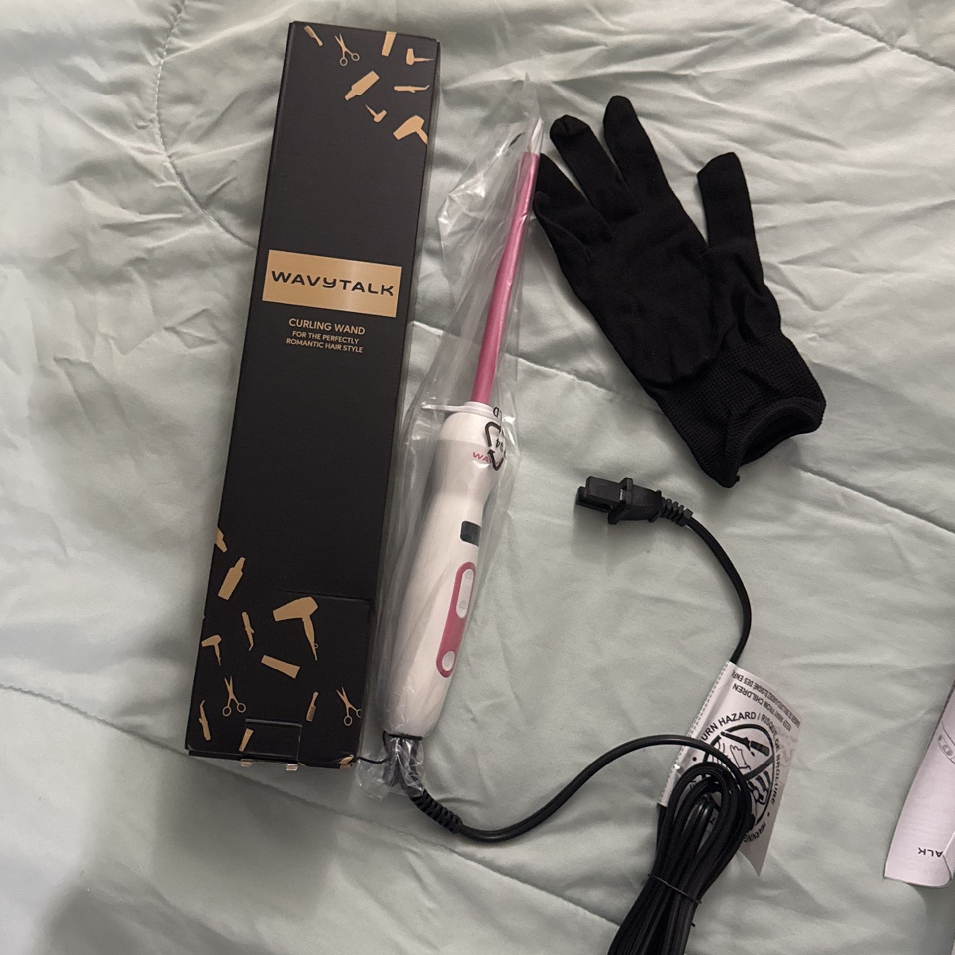 Wavytalk curling wand with a glove