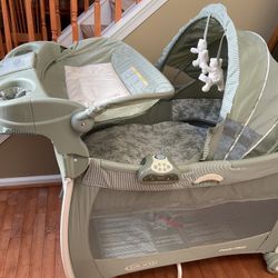 Graco Pack ‘n Play With Bassinet And Changing Table 