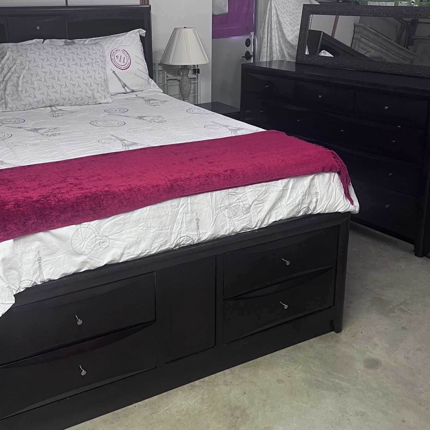 Queen Size Captain Bed with eight drawers of storage at the base of the bed. Includes a nightstand and dresser with nine drawers. Hablo españ español