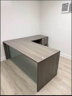Modern L-Shaped Executive Office Desk with Drawers – Gray Wood Finish