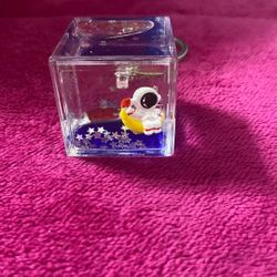 floating astronaut liquid quicksand keychain