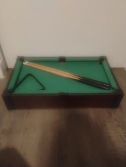 Mini pool table