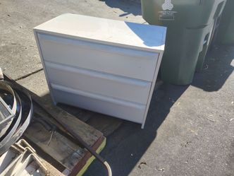 Three drawer dresser - free