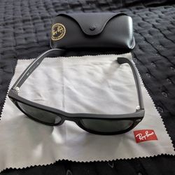 AUTHENTIC RAY BAN  WAYFARER RB2132 646/231 SUNGLASSES. 