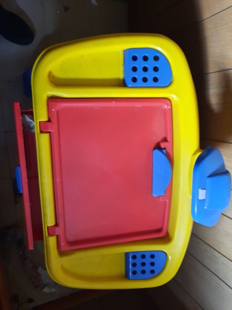 KIDS DESK AND CHAIR