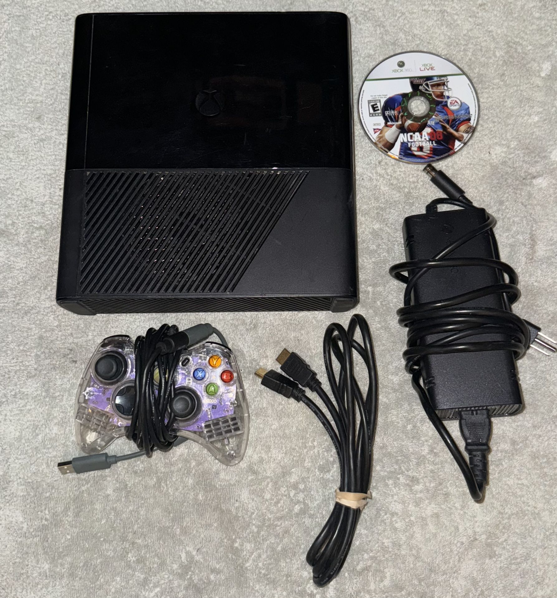 XBOX 360 E CONSOLE WITH VIDEO GAME & CONTROLLER