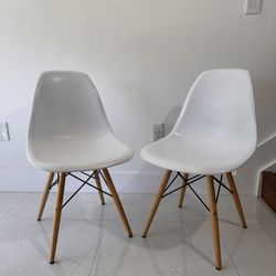 Accent White Chairs with Wooden Legs 