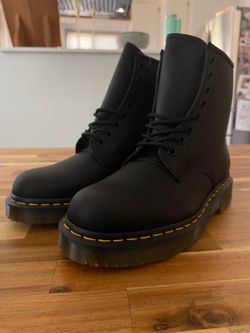 DR. MARTENS SIZE 7 MENS SIZE 8 WOMEN (2 PAIRS AVAILABLE 110 EACH) *NEW (NEVER USED)