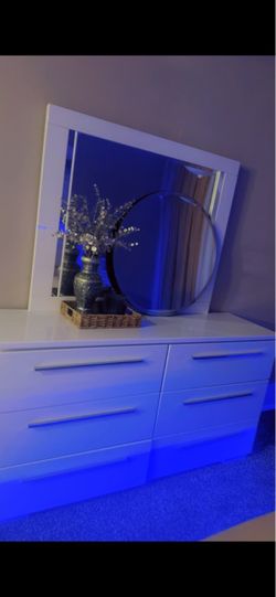 White Gloss 6-Drawer Dresser with Mirror