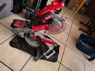 Milwaukee Cordless Miter Saw. Comes with 1 battery.