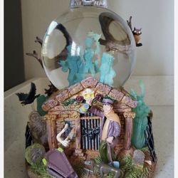 Disney Haunted Mansion Snowglobe 
