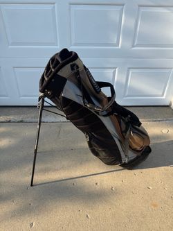 Stand/Carry golf bag. Damage in the bottom