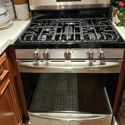 Frigidaire GAS  Stove W Airfry Convection Coven 