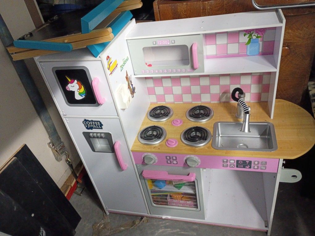 Kids Play Kitchen Cook Comes With Lots Of Other Toys 