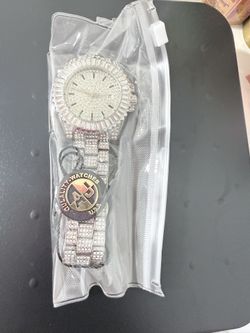 Men’s 42mm Watch with Sparkle: Elegance and Style.