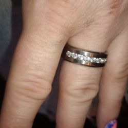 Men's Size 8 Silver Titanium Band Ring W A Row Of Clear Brilliant Cut Stones Across The Top