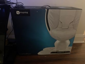 4 moms mamaroo with newborn insert (barely used)
