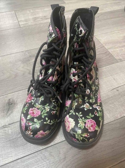 Mossimo Supply Co Floral Print Lace Up Combat Boots 8 Women Black Pink Roses
