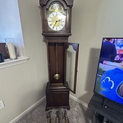 Colonial Mfg Co Grandmother clock
