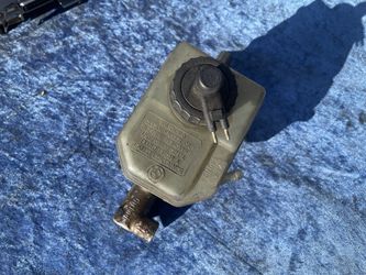 E30 Brake Master Cylinder Booster Fluid Reservoir
