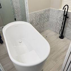  Acrylic Flatbottom Freestanding Bathtub in White.