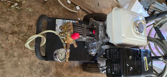 PRESSURE WASHER/Commercial Type/NORTH STAR M1578111F-Honda Engine-Very Low Hours. Less than 10 hours.