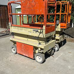 2 Sissor Lift 